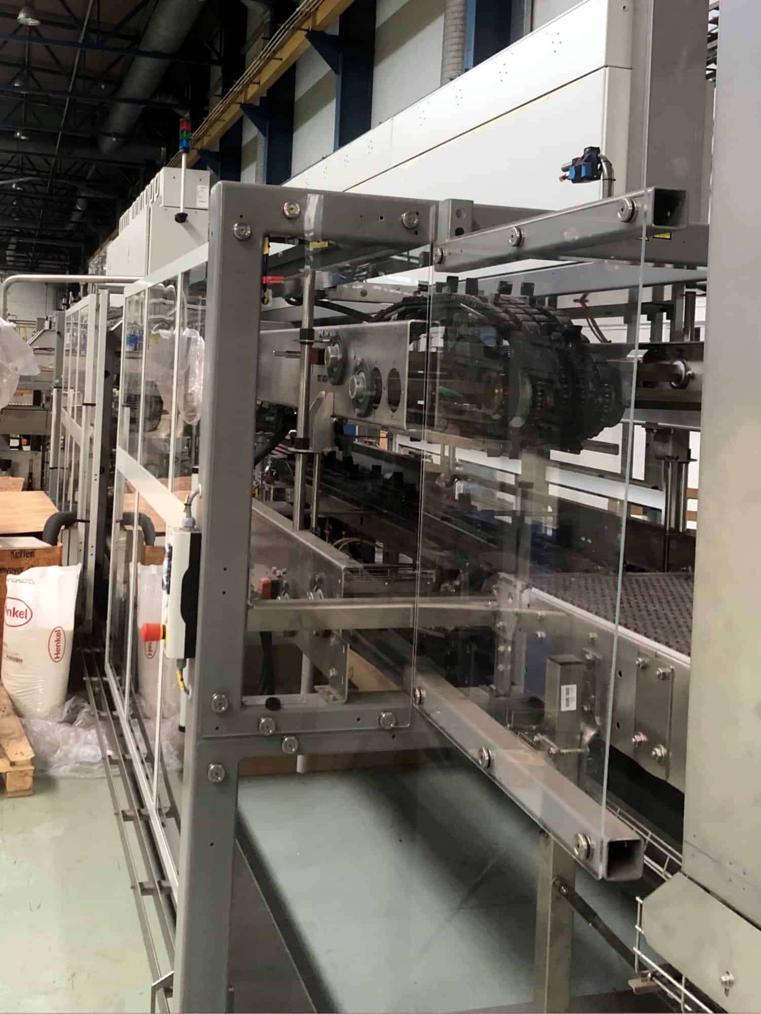 Side view of Krones one-way glass line