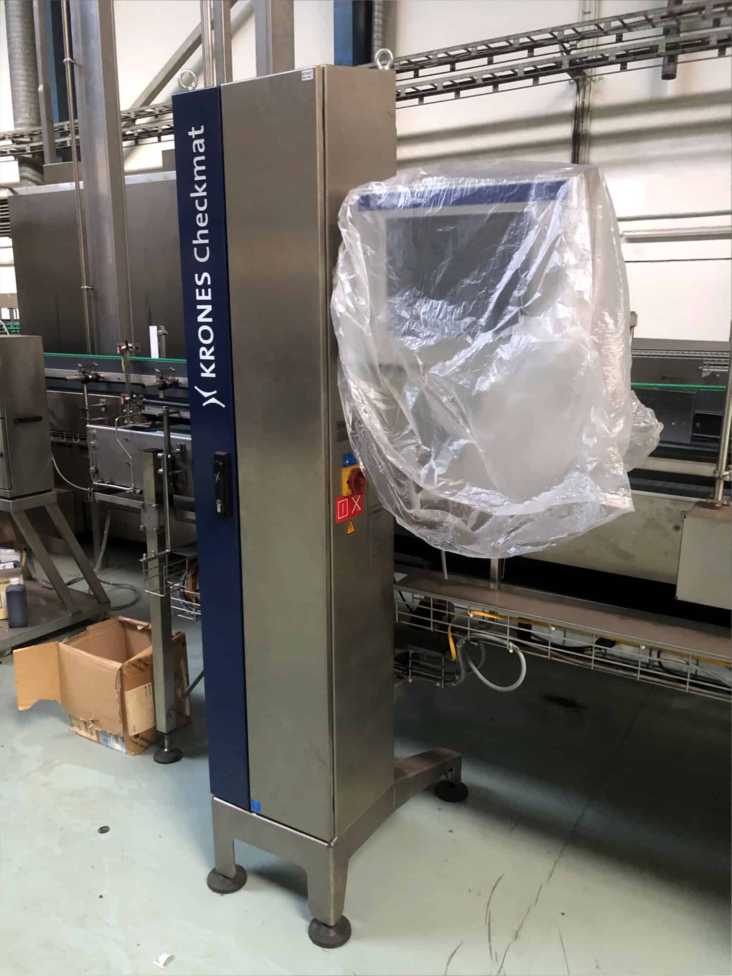 Side view of Krones one-way glass line