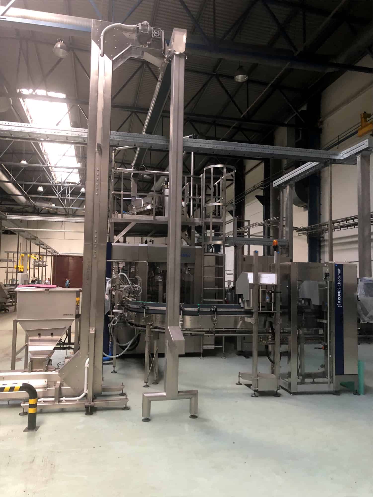 Left view of Krones Einweg Glass Line