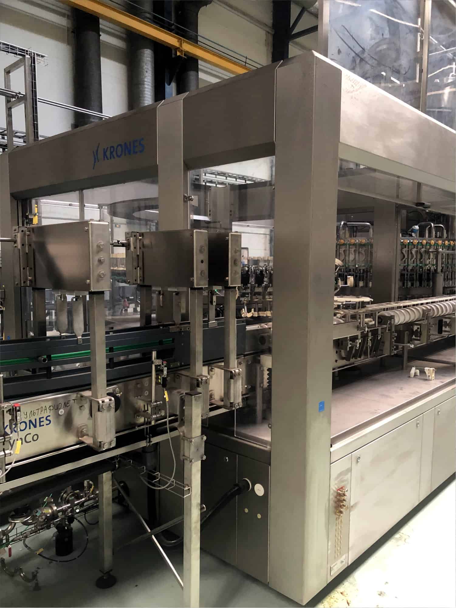 Side view of Krones one-way glass line