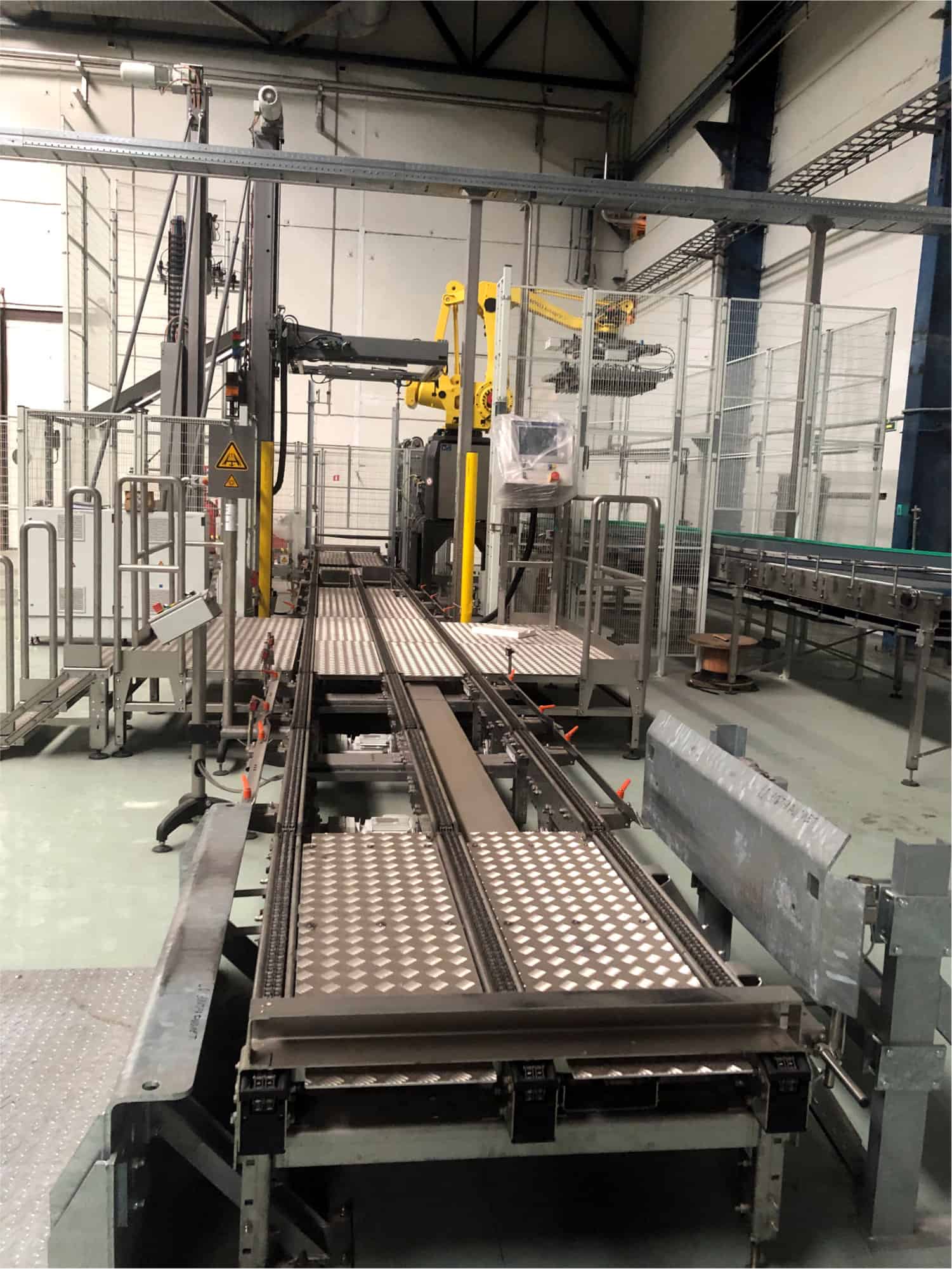 Side view of Krones one-way glass line