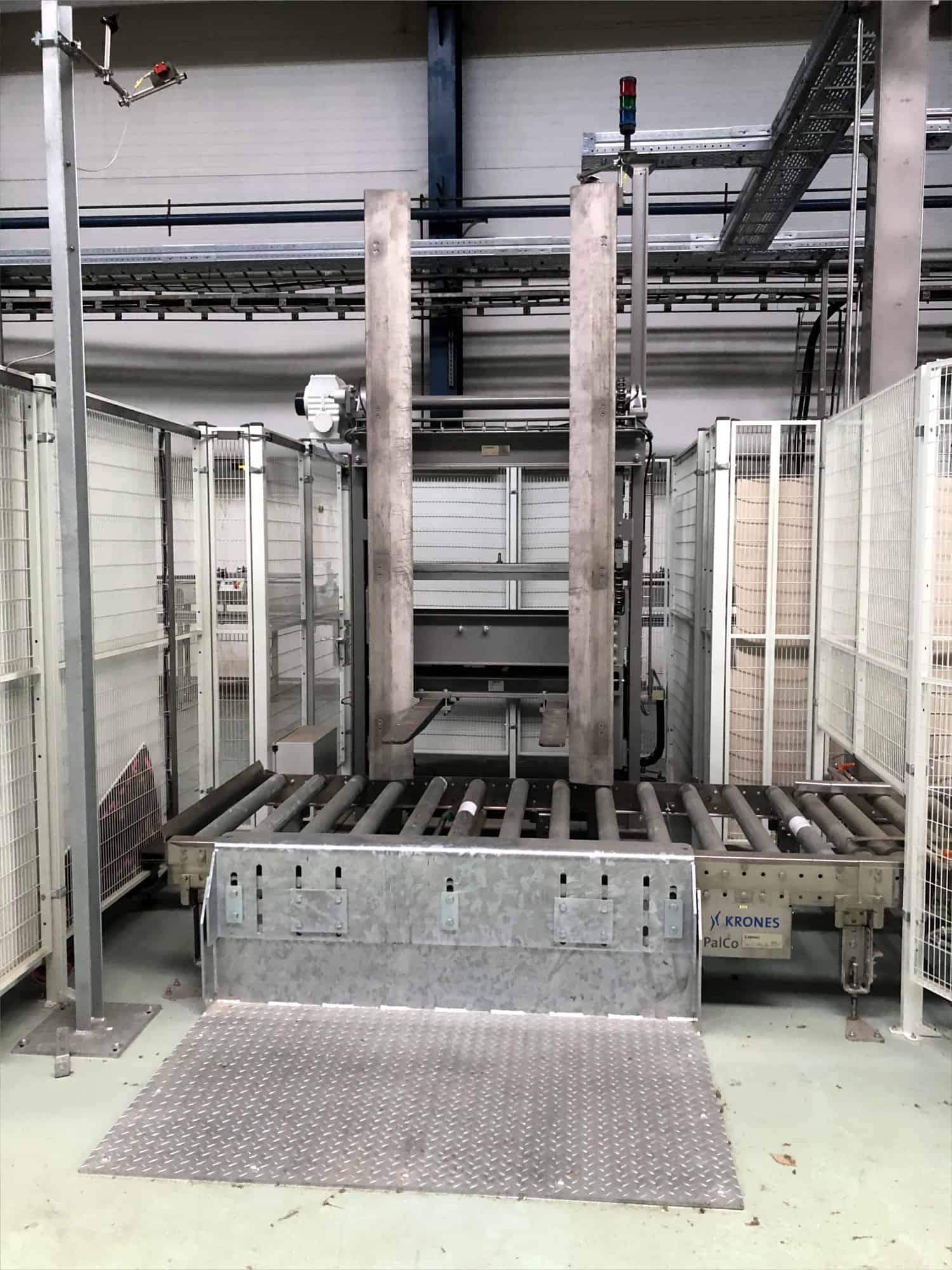 Side view of Krones one-way glass line